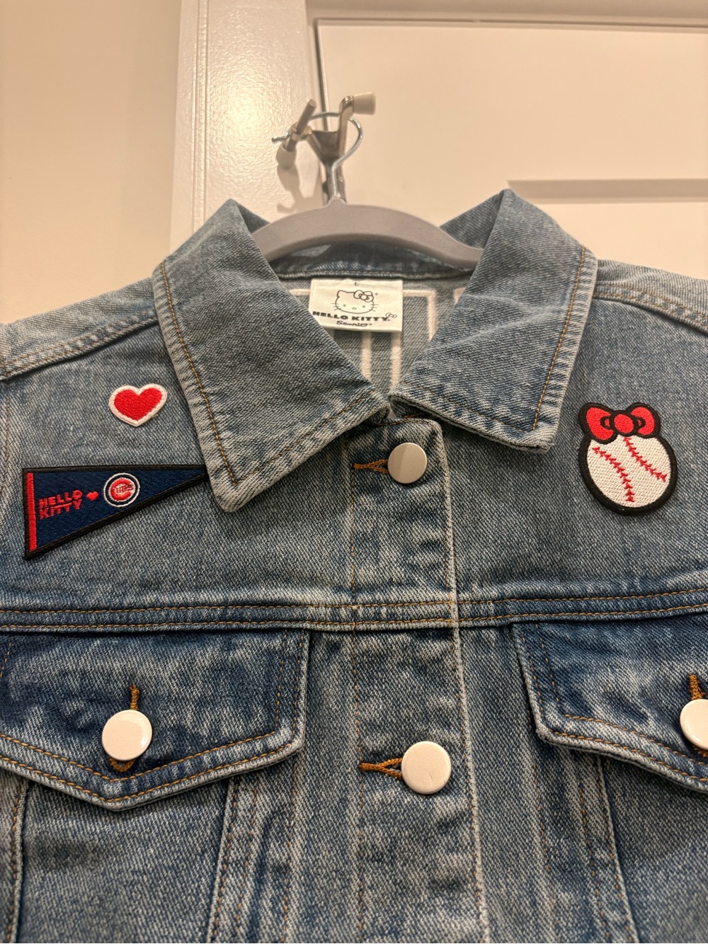 2026 MLB Hello Kitty x Cubs Denim Jacket (Med) + Hello Kitty Plushie - Picture 5 of 7